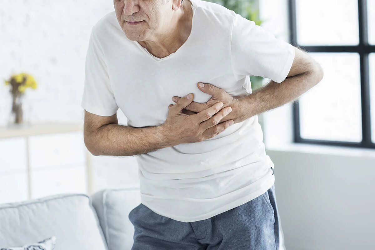 Инфаркт миокарда (мужчина держится за сердце)